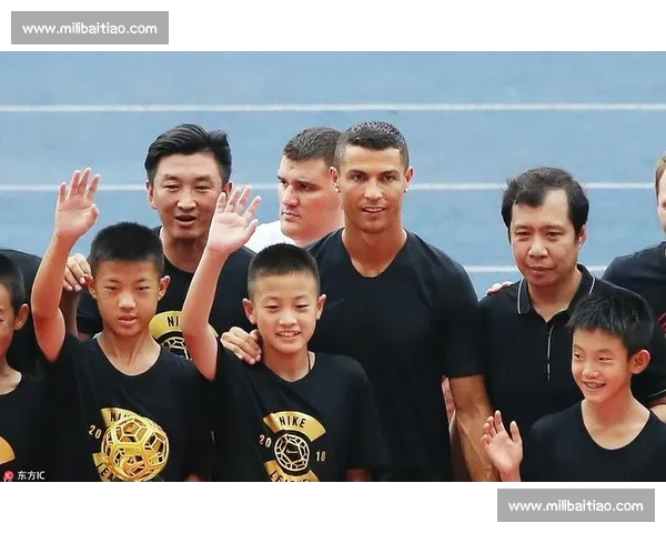 球迷街头偶遇C罗！签名合影来者不拒，亲和力爆棚！
